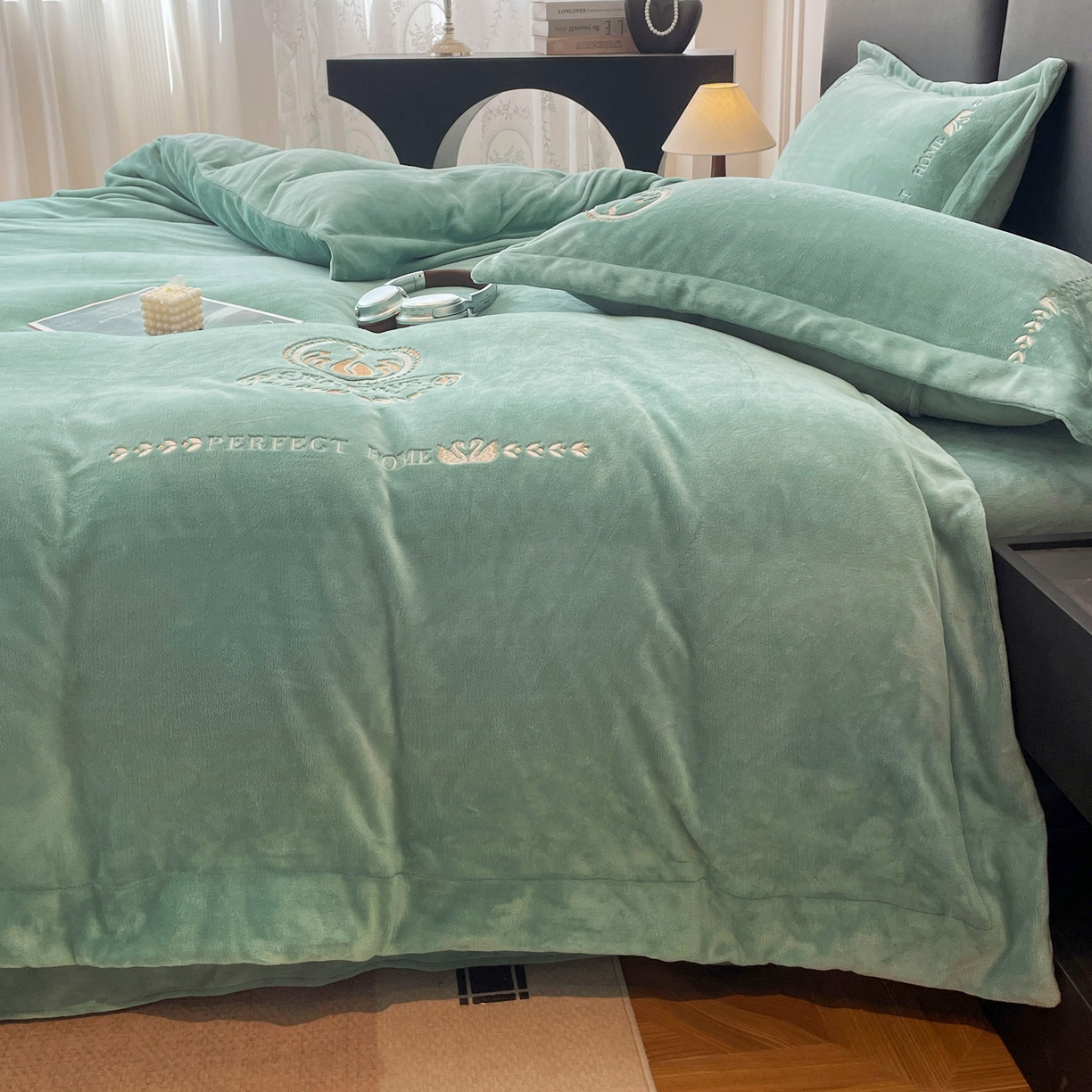 91家纺网 家纺一手货源 找家纺 美洲琳 2025新款高克重绣花牛奶绒四件套 天鹅-青色