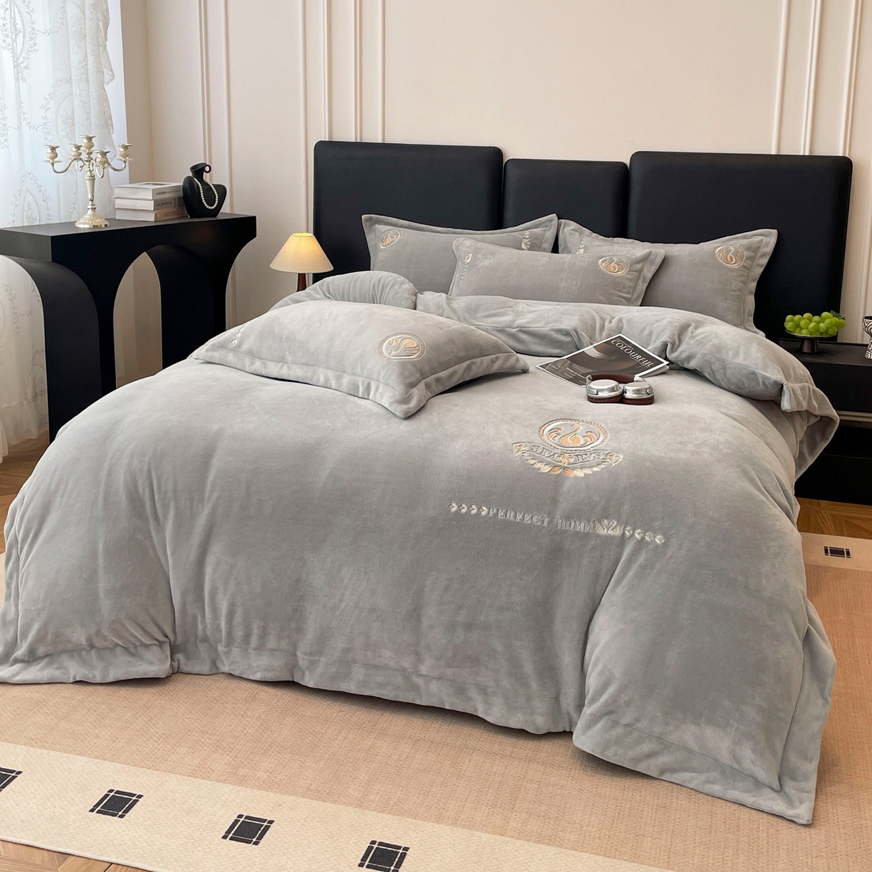 91家纺网 家纺一手货源 找家纺 美洲琳 2025新款高克重绣花牛奶绒四件套 天鹅-灰