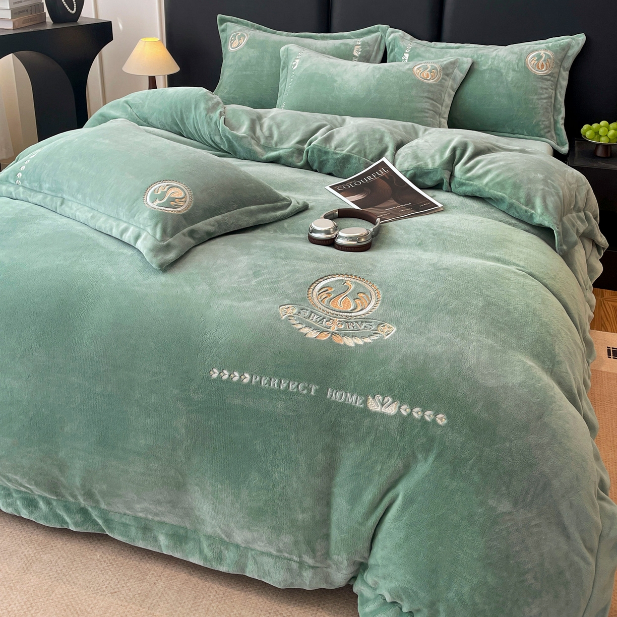 91家纺网 家纺一手货源 找家纺 美洲琳 2025新款高克重绣花牛奶绒四件套 天鹅-青色