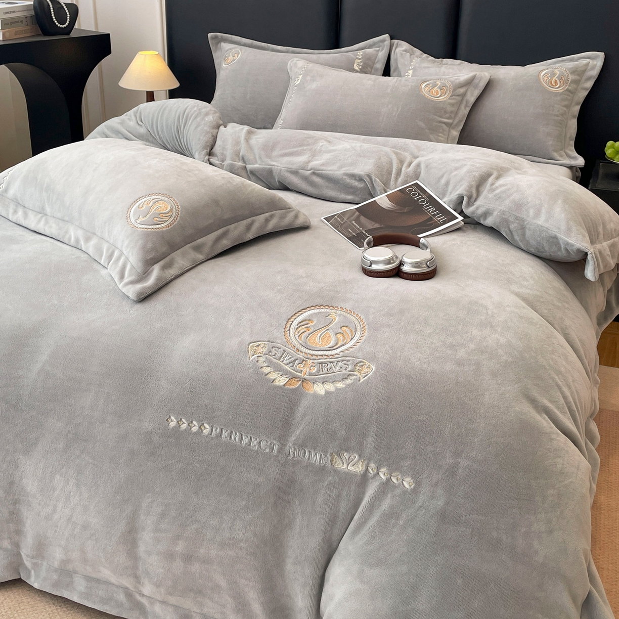 91家纺网 家纺一手货源 找家纺 美洲琳 2025新款高克重绣花牛奶绒四件套 天鹅-灰