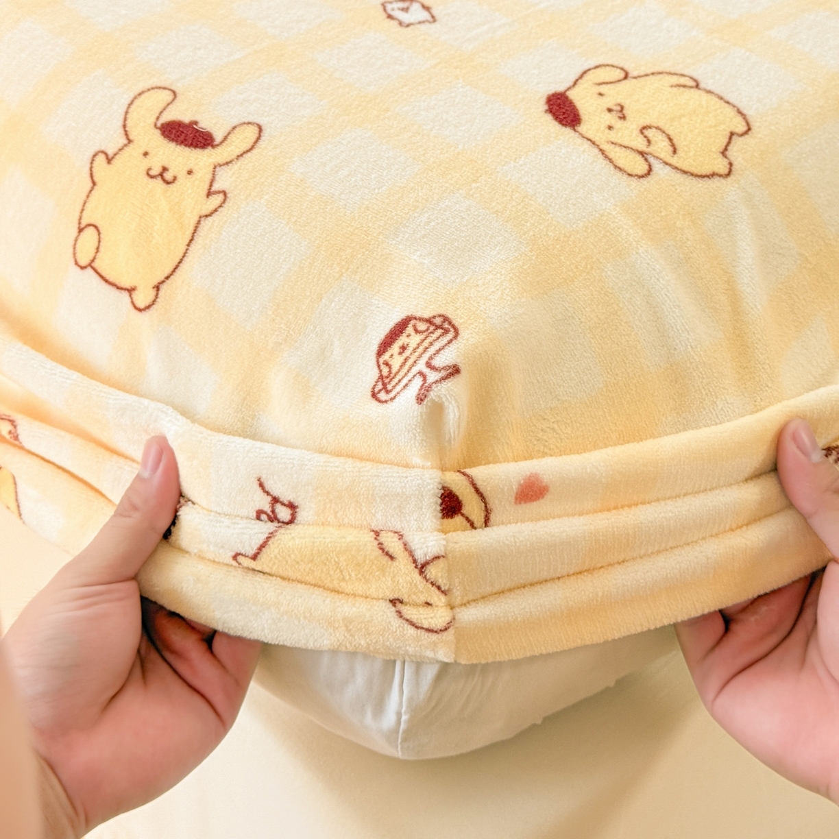 91家纺网 家纺一手货源 找家纺 名兮-2025经典奥特曼-三丽鸥高克重印花牛奶绒床笠 格子布丁狗