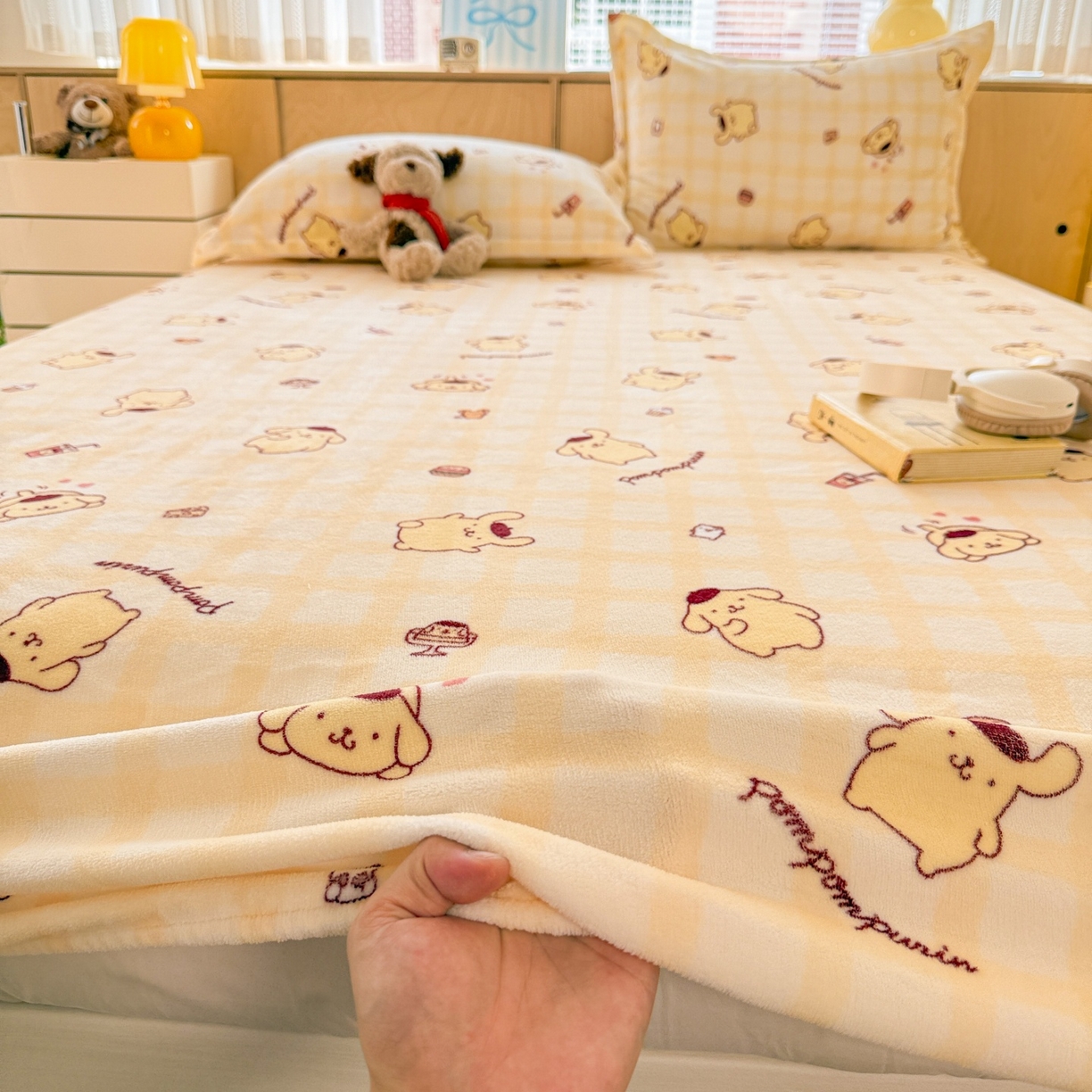 91家纺网 家纺一手货源 找家纺 名兮-2025经典奥特曼-三丽鸥高克重印花牛奶绒床笠 格子布丁狗