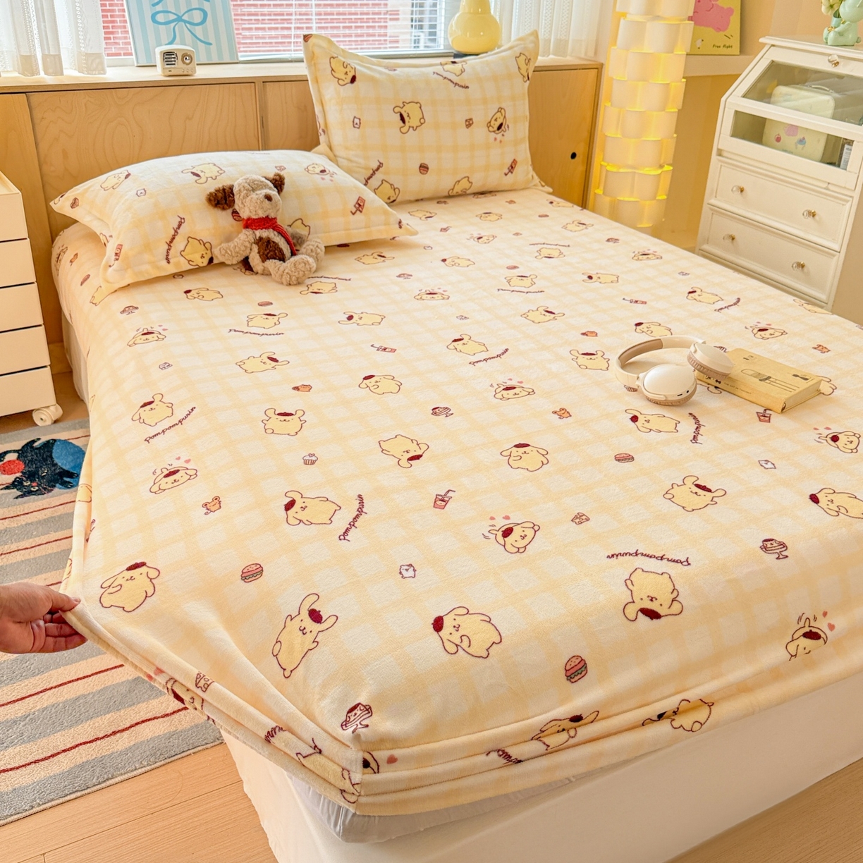 91家纺网 家纺一手货源 找家纺 名兮-2025经典奥特曼-三丽鸥高克重印花牛奶绒床笠 格子布丁狗