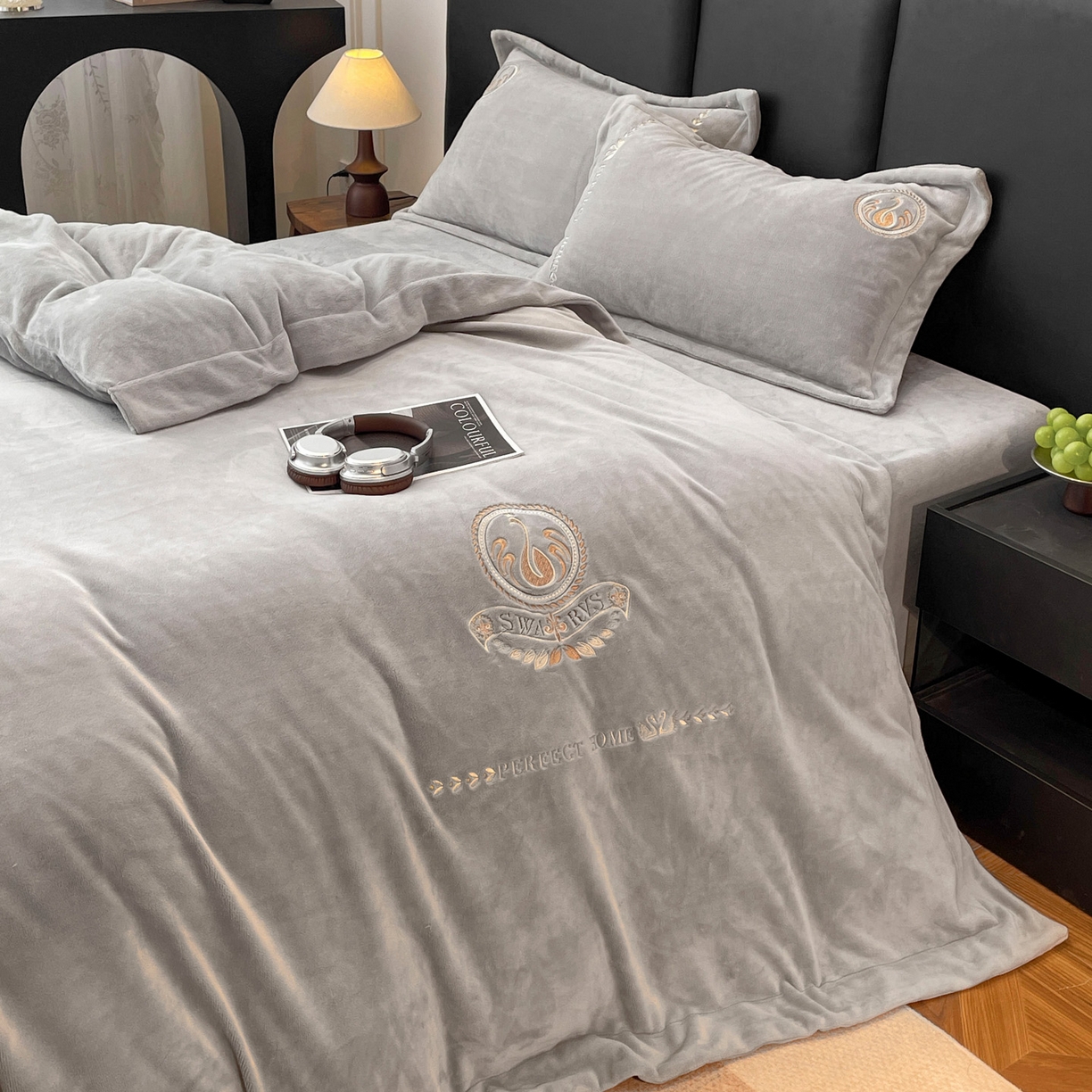 91家纺网 家纺一手货源 找家纺 美洲琳 2025新款高克重绣花牛奶绒四件套 天鹅-灰