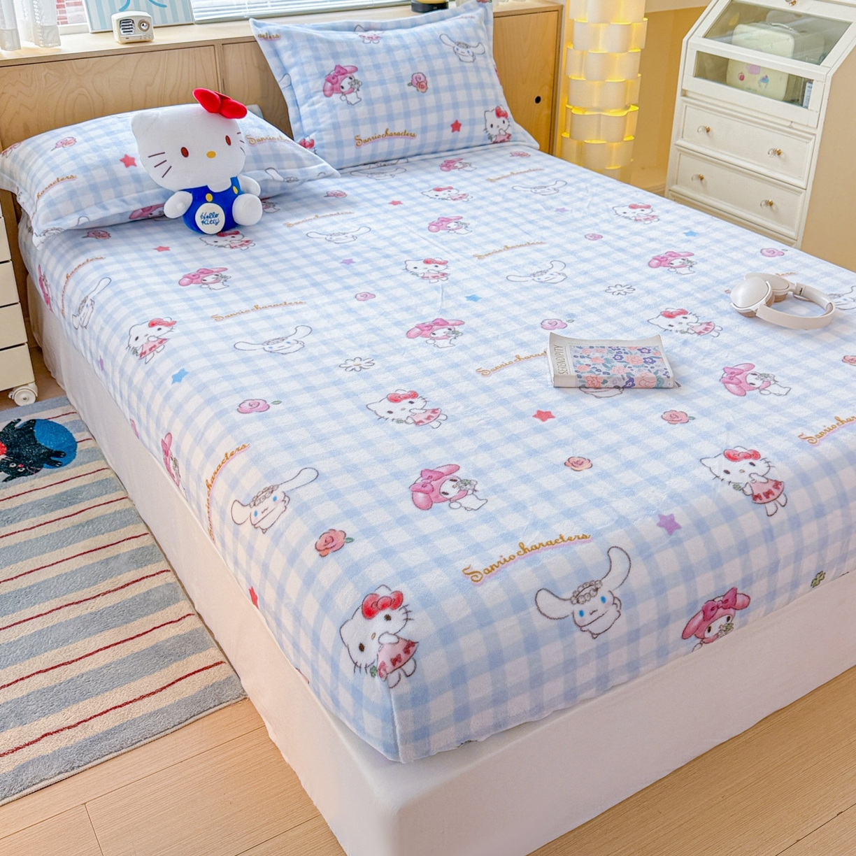 91家纺网 家纺一手货源 找家纺 名兮-2025经典奥特曼-三丽鸥高克重印花牛奶绒床笠 蓝格萌宠