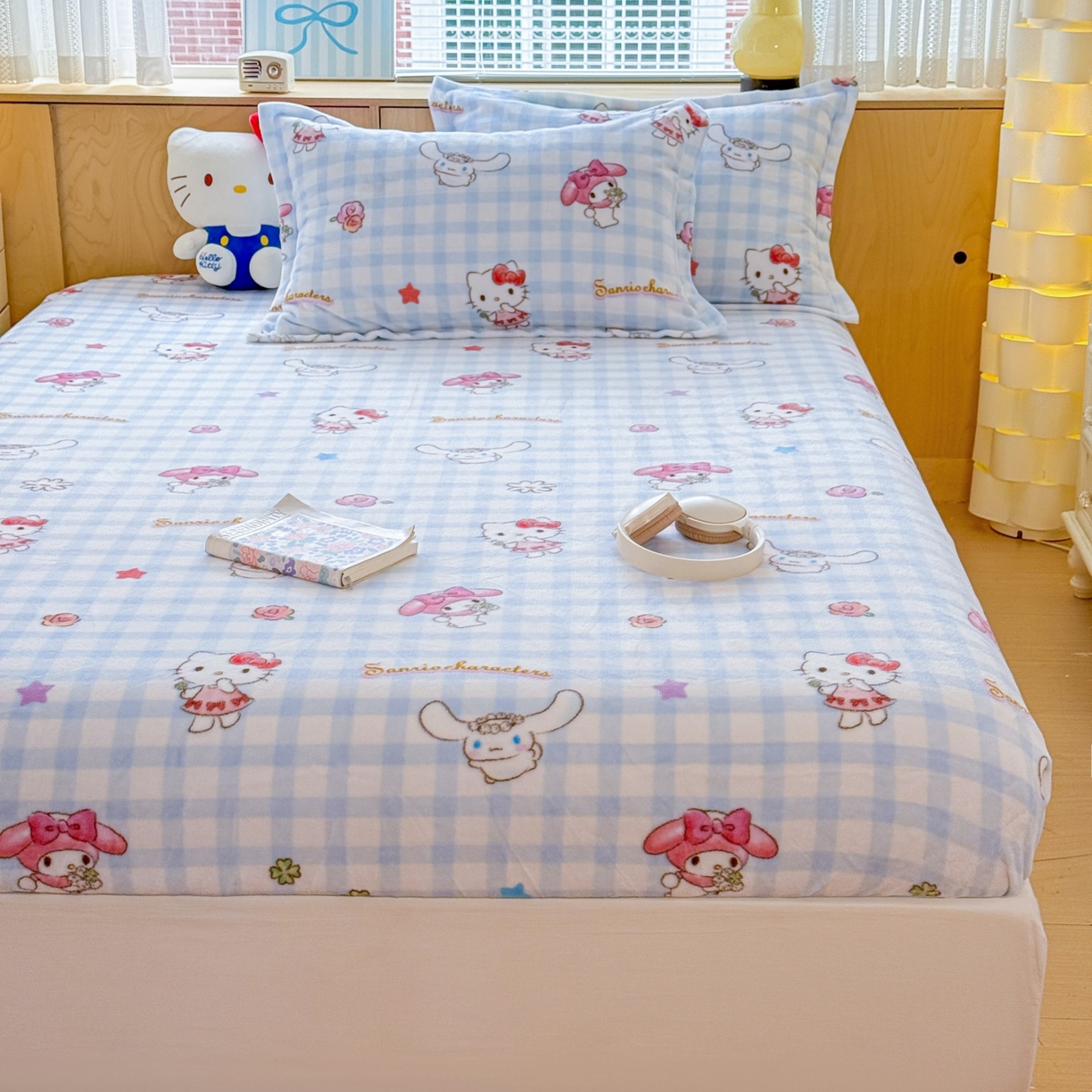 91家纺网 家纺一手货源 找家纺 名兮-2025经典奥特曼-三丽鸥高克重印花牛奶绒床笠 蓝格萌宠