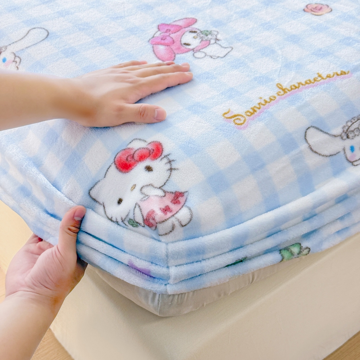 91家纺网 家纺一手货源 找家纺 名兮-2025经典奥特曼-三丽鸥高克重印花牛奶绒床笠 蓝格萌宠