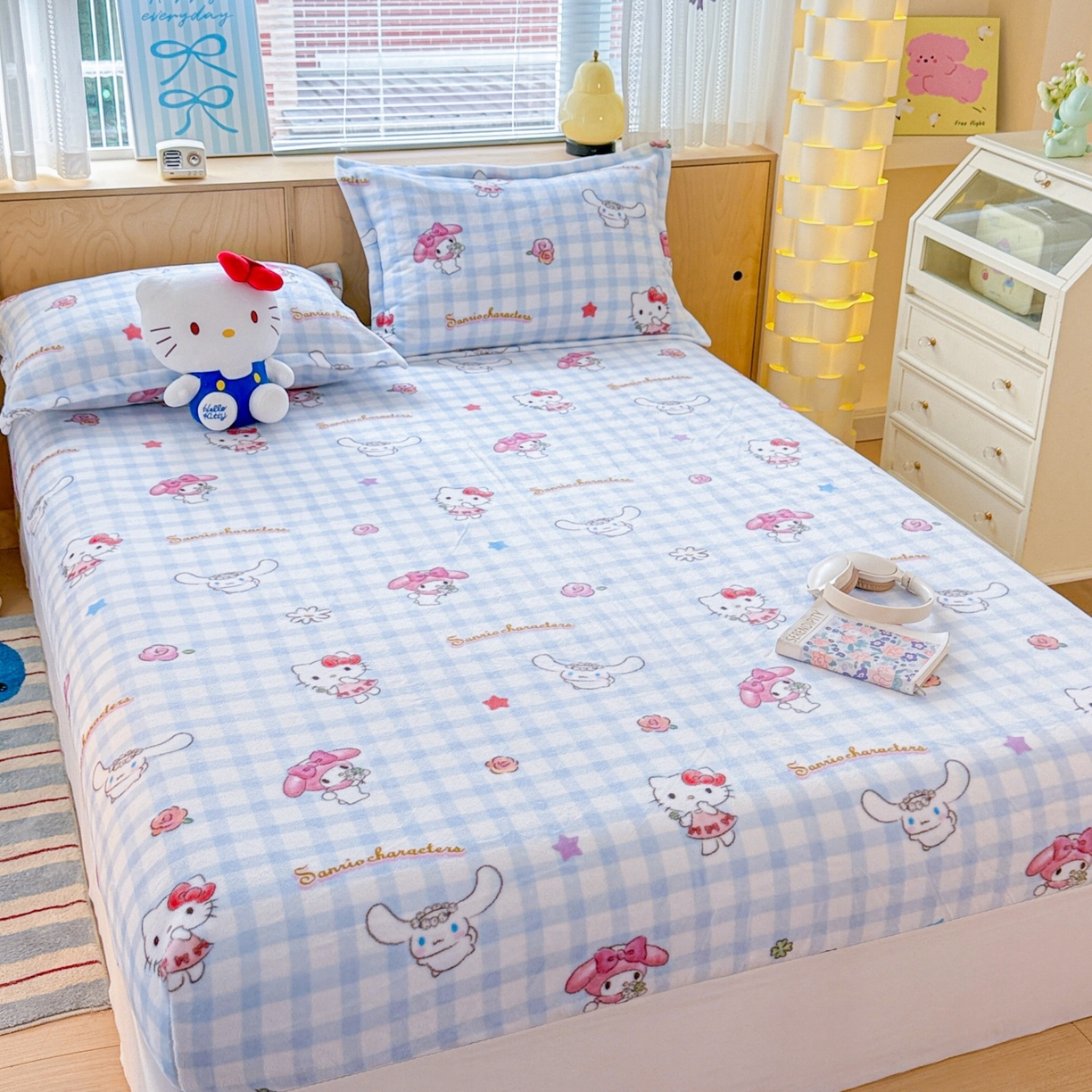 91家纺网 家纺一手货源 找家纺 名兮-2025经典奥特曼-三丽鸥高克重印花牛奶绒床笠 蓝格萌宠