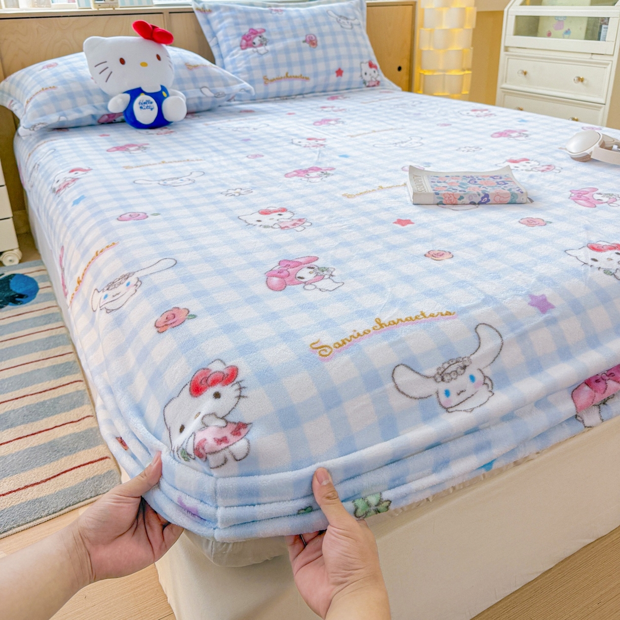 91家纺网 家纺一手货源 找家纺 名兮-2025经典奥特曼-三丽鸥高克重印花牛奶绒床笠 蓝格萌宠