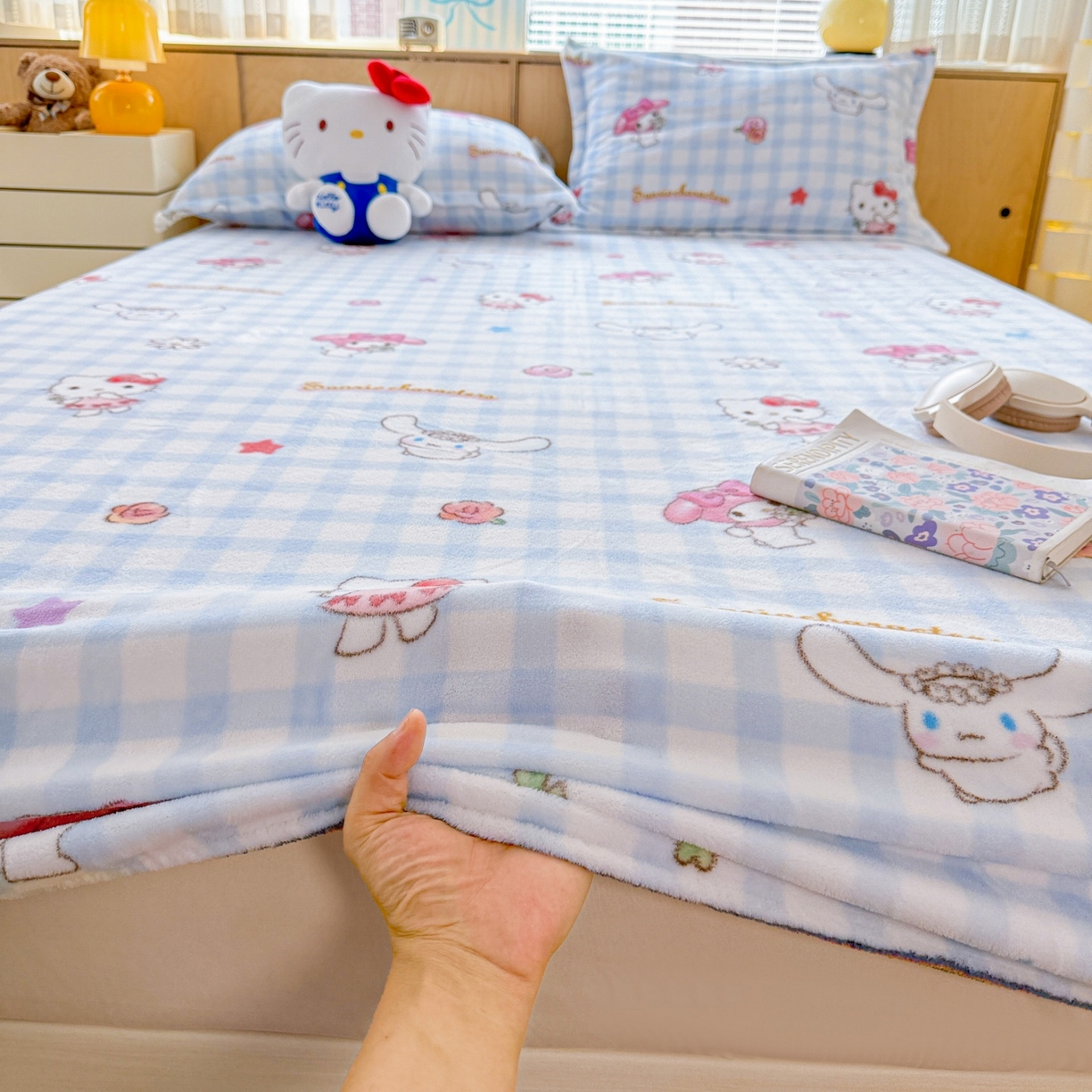 91家纺网 家纺一手货源 找家纺 名兮-2025经典奥特曼-三丽鸥高克重印花牛奶绒床笠 蓝格萌宠