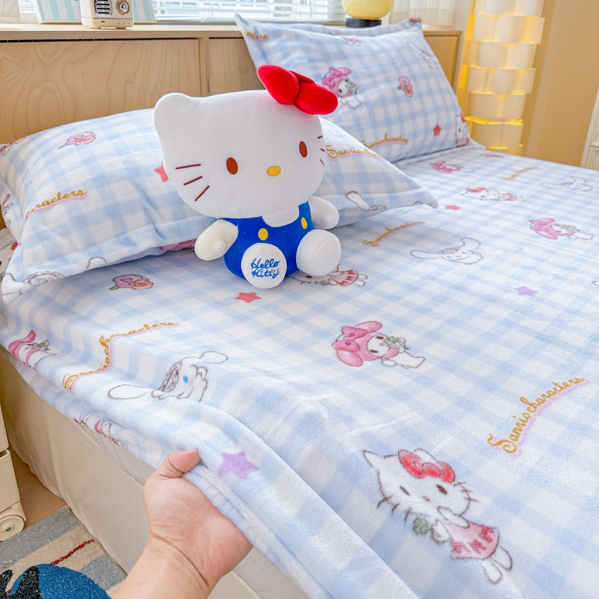 91家纺网 家纺一手货源 找家纺 名兮-2025经典奥特曼-三丽鸥高克重印花牛奶绒床笠 蓝格萌宠