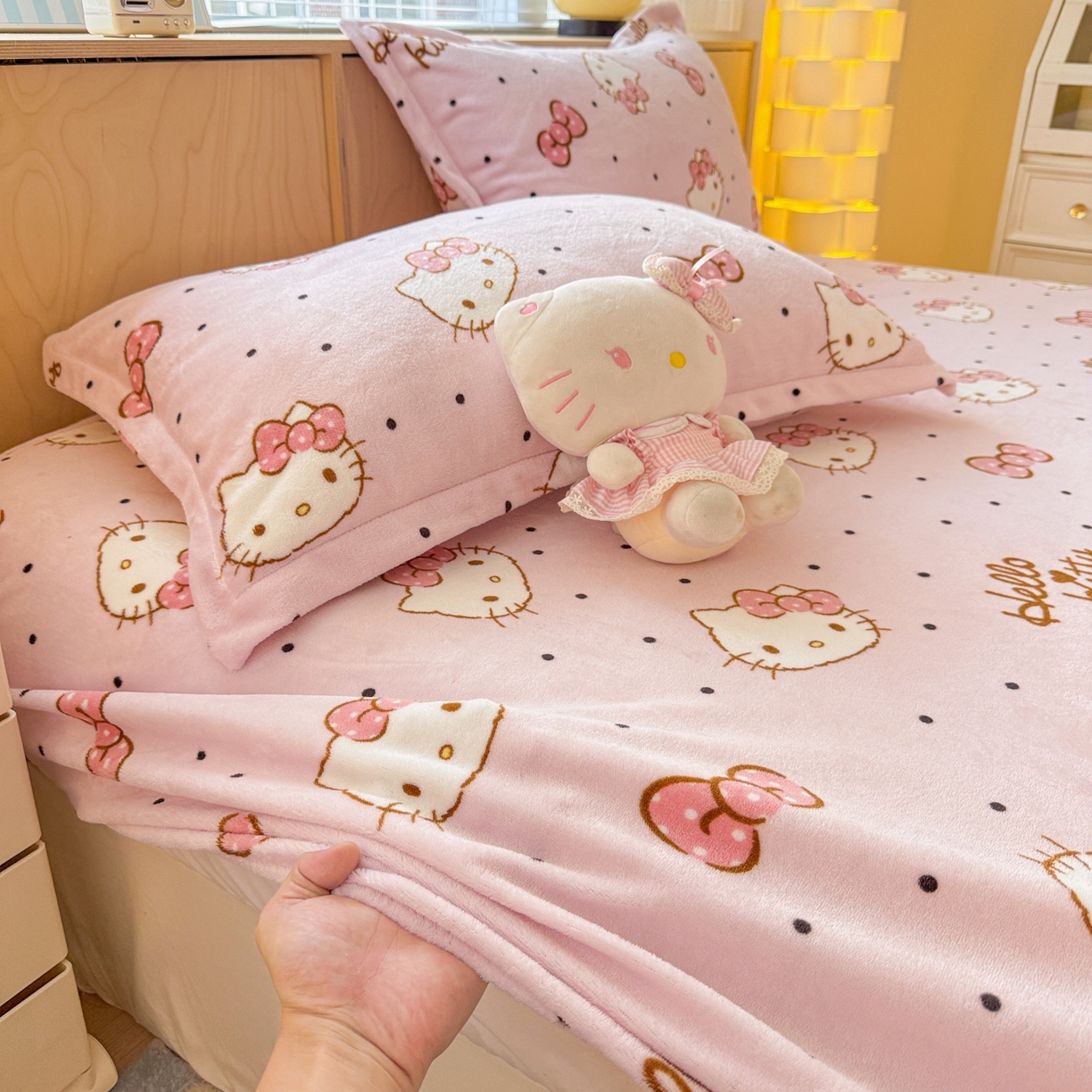 91家纺网 家纺一手货源 找家纺 名兮-2025经典奥特曼-三丽鸥高克重印花牛奶绒床笠 美美kt