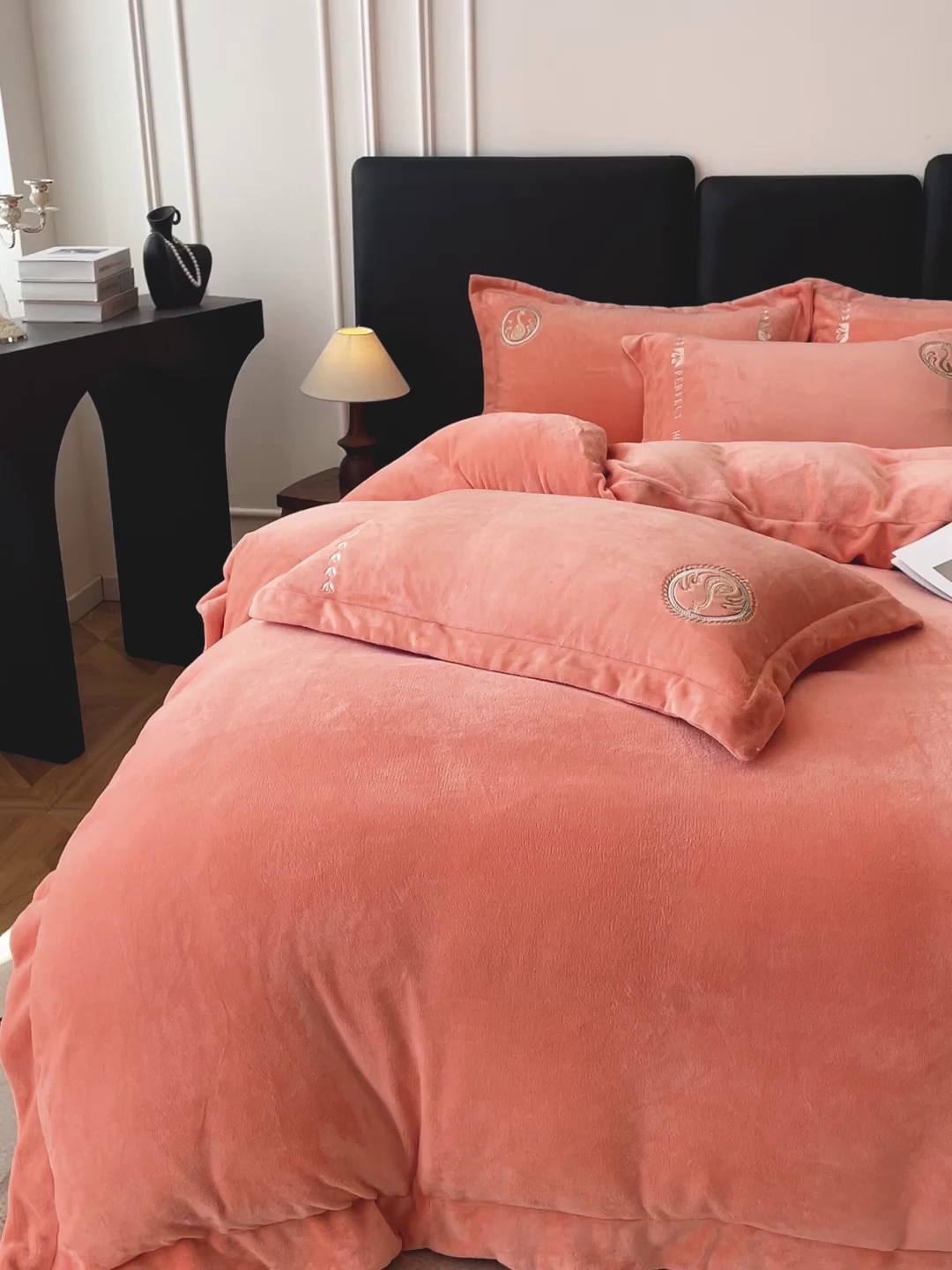 91家纺网 家纺一手货源 找家纺 美洲琳 2025新款高克重绣花牛奶绒四件套 天鹅-橘色