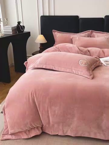 91家纺网 家纺一手货源 找家纺 （总）美洲琳 2025新款高克重绣花牛奶绒四件套