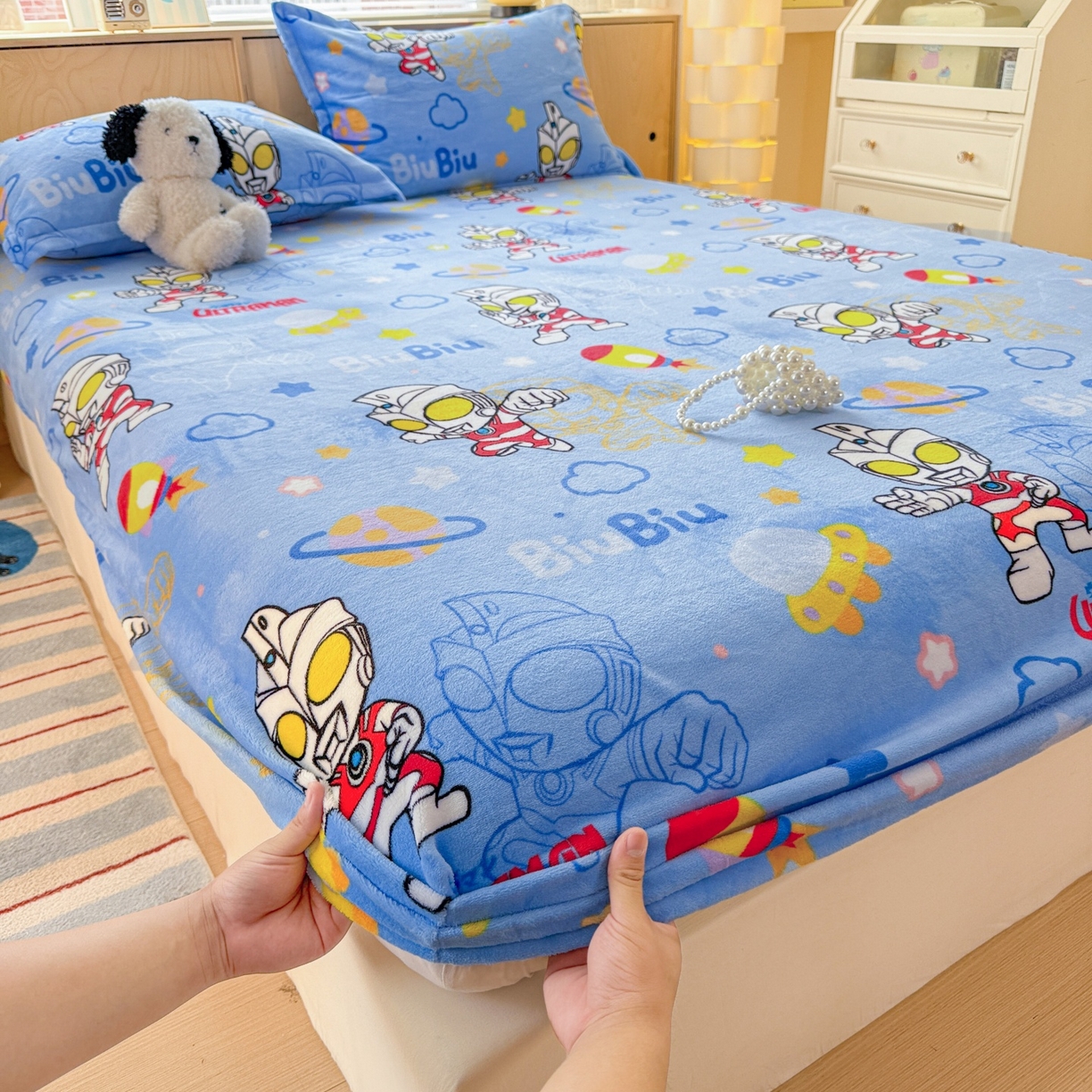 91家纺网 家纺一手货源 找家纺 名兮-2025经典奥特曼-三丽鸥高克重印花牛奶绒床笠 闪电艾斯