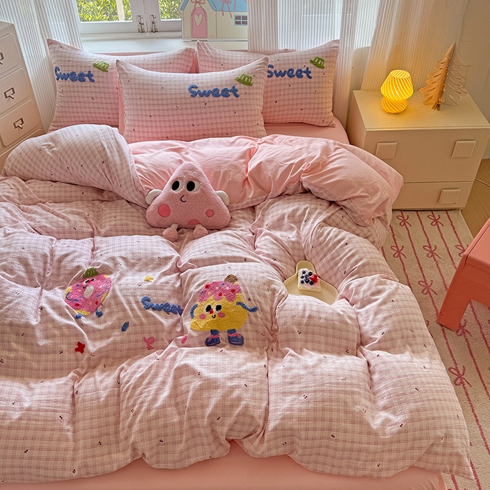 91家纺网 家纺一手货源 找家纺 沃朴家居 2025新款萌趣水洗棉毛巾绣四件套 樱桃芝士