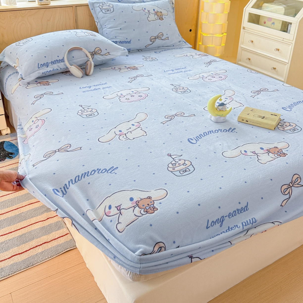 91家纺网 家纺一手货源 找家纺 名兮-2025经典奥特曼-三丽鸥高克重印花牛奶绒床笠 甜品大耳狗