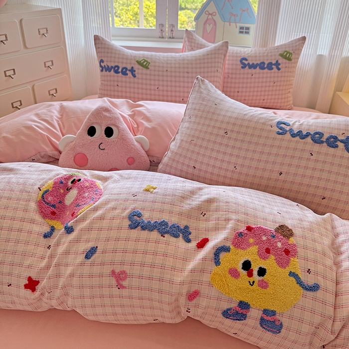 91家纺网 家纺一手货源 找家纺 沃朴家居 2025新款萌趣水洗棉毛巾绣四件套 樱桃芝士