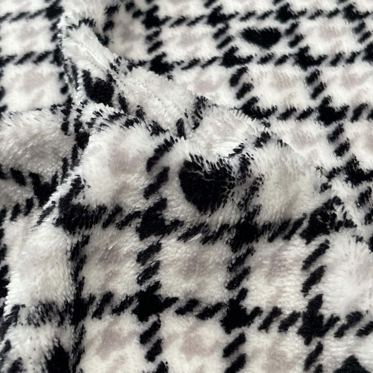 91家纺网 家纺一手货源 找家纺 美洲琳 2025新款高克重牛奶绒印花四件套 波点爱心-黑