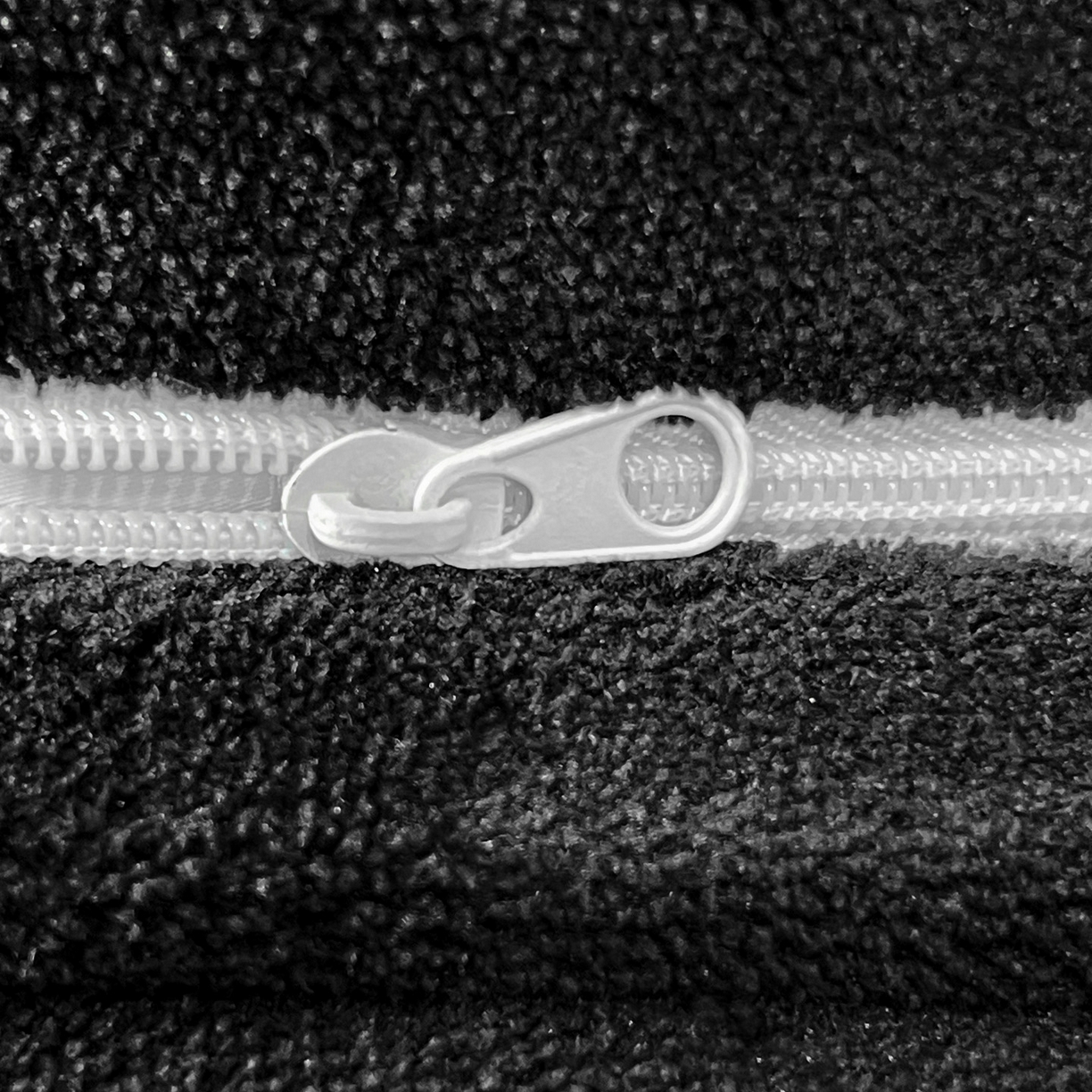 91家纺网 家纺一手货源 找家纺 美洲琳 2025新款高克重牛奶绒印花四件套 波点爱心-黑