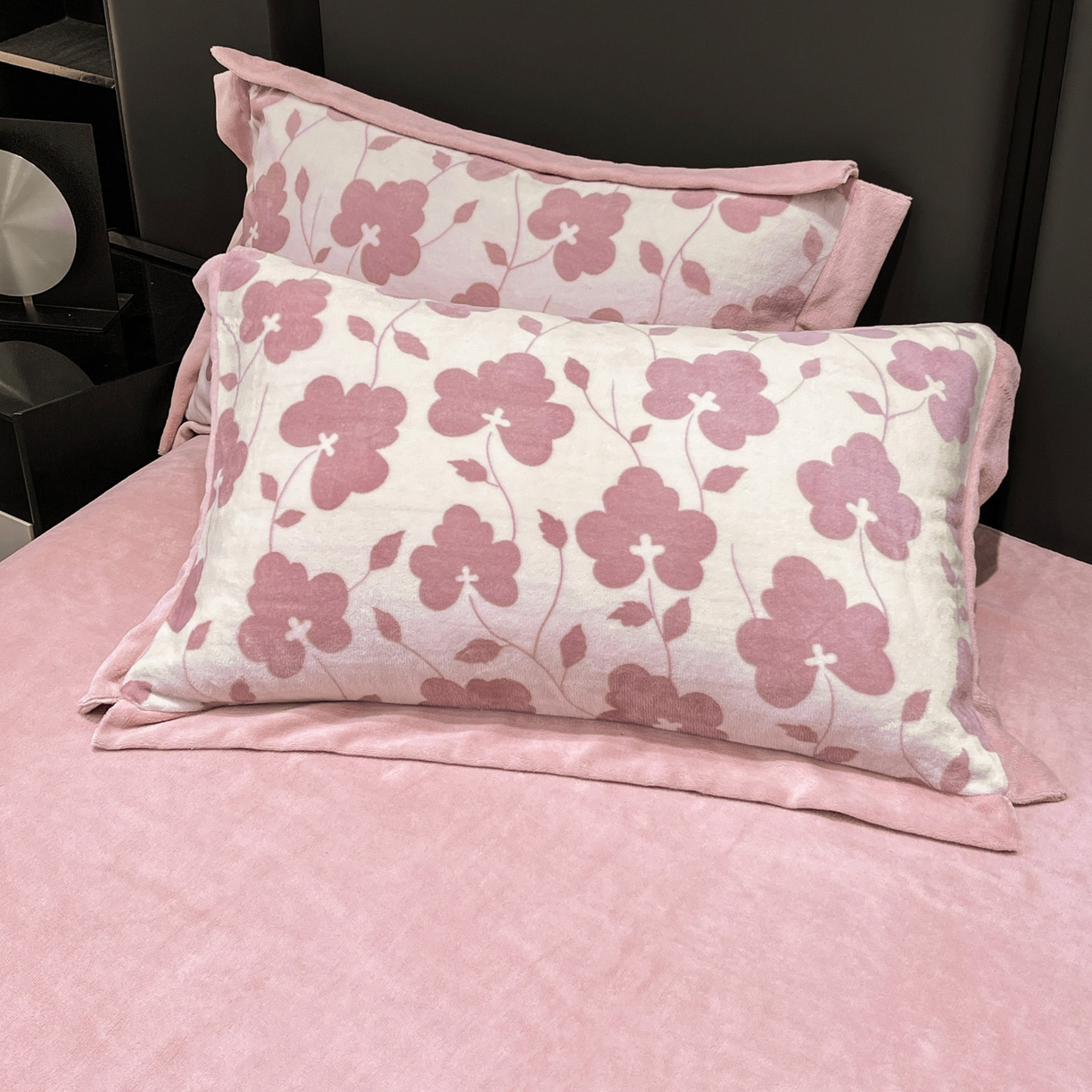 91家纺网 家纺一手货源 找家纺 美洲琳 2025新款高克重牛奶绒印花四件套 粉格花影