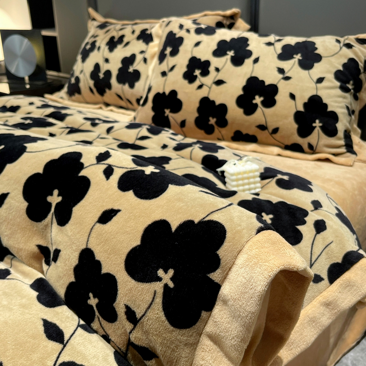 91家纺网 家纺一手货源 找家纺 美洲琳 2025新款高克重牛奶绒印花四件套 黑金花影