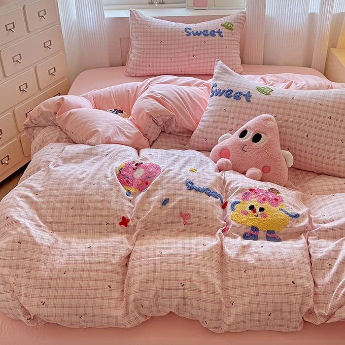 91家纺网 家纺一手货源 找家纺 沃朴家居 2025新款萌趣水洗棉毛巾绣四件套 樱桃芝士