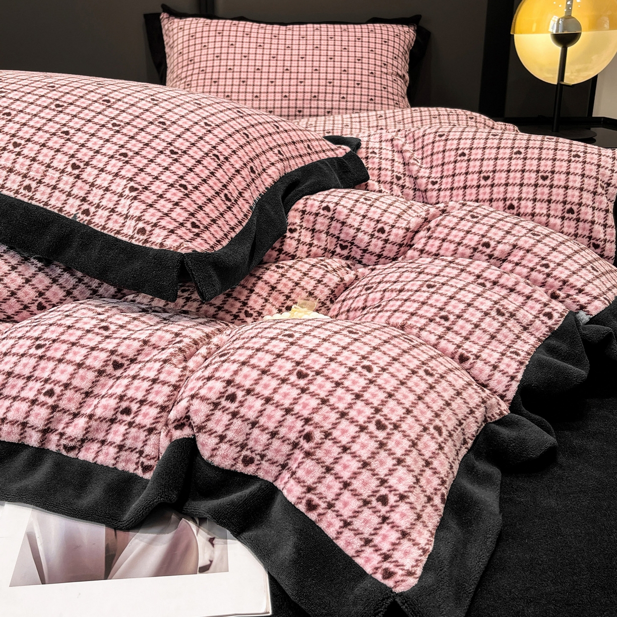 91家纺网 家纺一手货源 找家纺 美洲琳 2025新款高克重牛奶绒印花四件套 波点爱心-粉