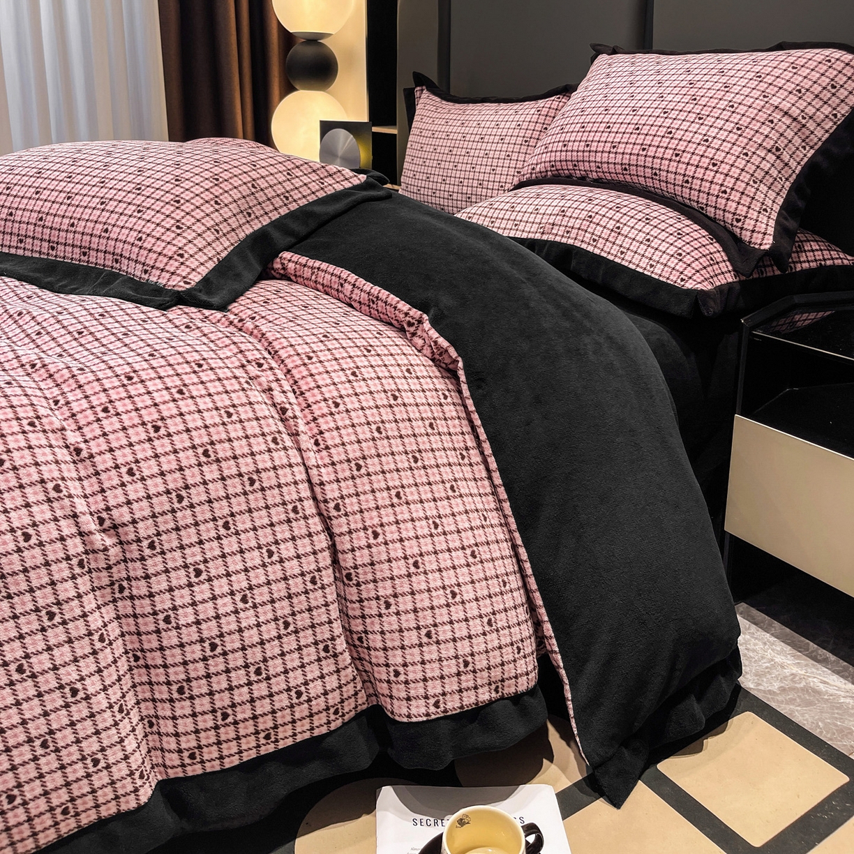 91家纺网 家纺一手货源 找家纺 美洲琳 2025新款高克重牛奶绒印花四件套 波点爱心-粉