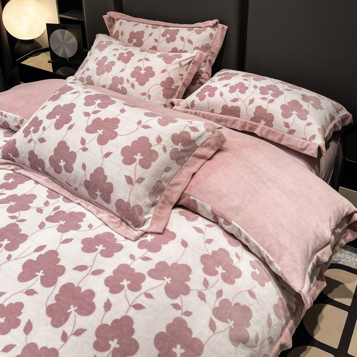 91家纺网 家纺一手货源 找家纺 美洲琳 2025新款高克重牛奶绒印花四件套 粉格花影