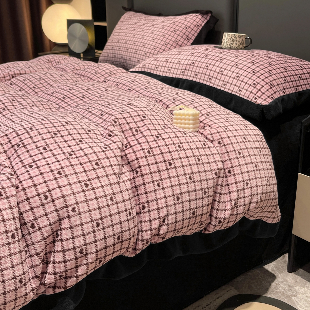 91家纺网 家纺一手货源 找家纺 美洲琳 2025新款高克重牛奶绒印花四件套 波点爱心-粉