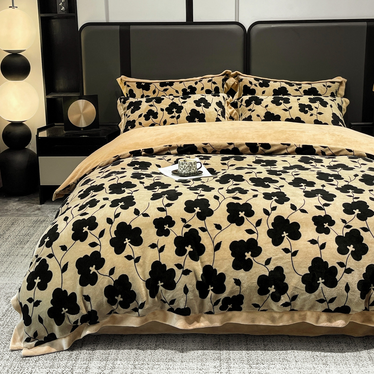 91家纺网 家纺一手货源 找家纺 美洲琳 2025新款高克重牛奶绒印花四件套 黑金花影