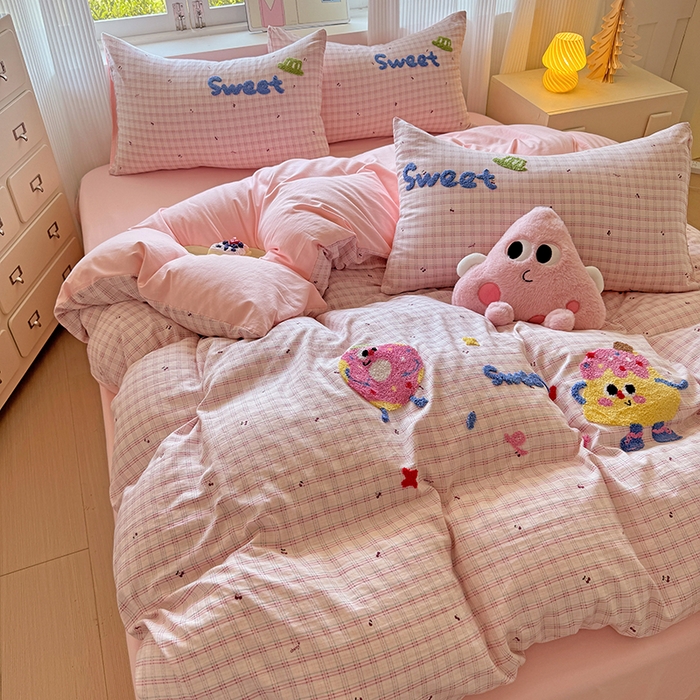 91家纺网 家纺一手货源 找家纺 沃朴家居 2025新款萌趣水洗棉毛巾绣四件套 樱桃芝士