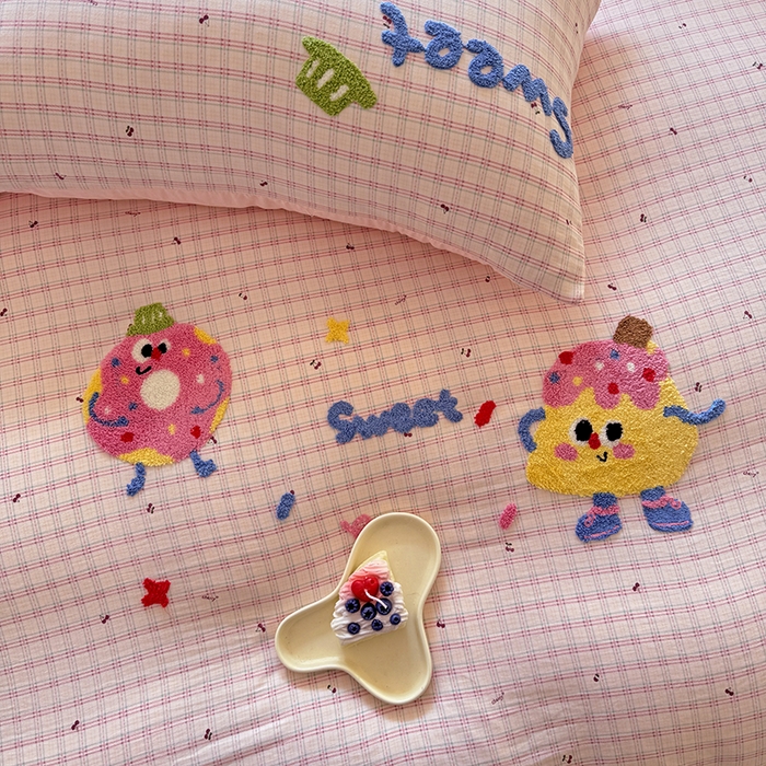 91家纺网 家纺一手货源 找家纺 沃朴家居 2025新款萌趣水洗棉毛巾绣四件套 樱桃芝士