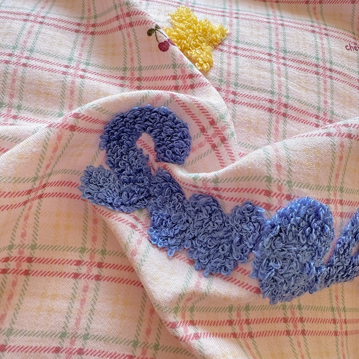 91家纺网 家纺一手货源 找家纺 沃朴家居 2025新款萌趣水洗棉毛巾绣四件套 樱桃芝士