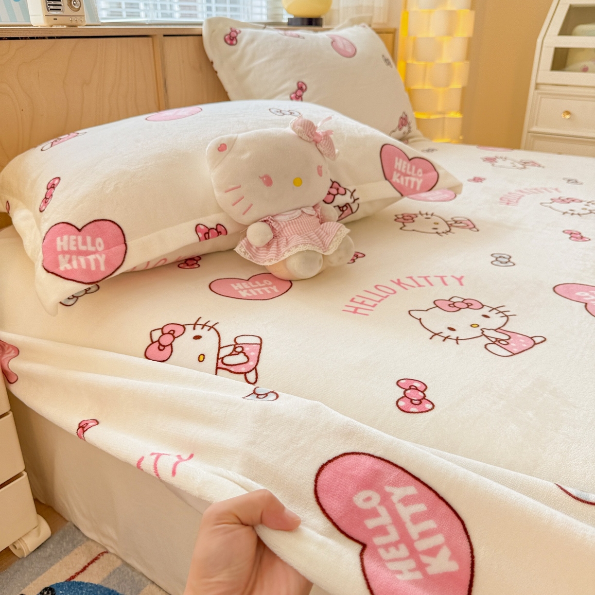 91家纺网 家纺一手货源 找家纺 名兮-2025经典奥特曼-三丽鸥高克重印花牛奶绒床笠 甜心kt