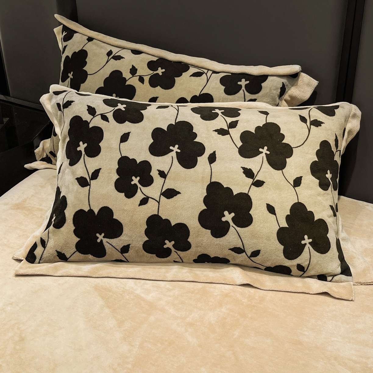 91家纺网 家纺一手货源 找家纺 美洲琳 2025新款高克重牛奶绒印花四件套 黑金花影