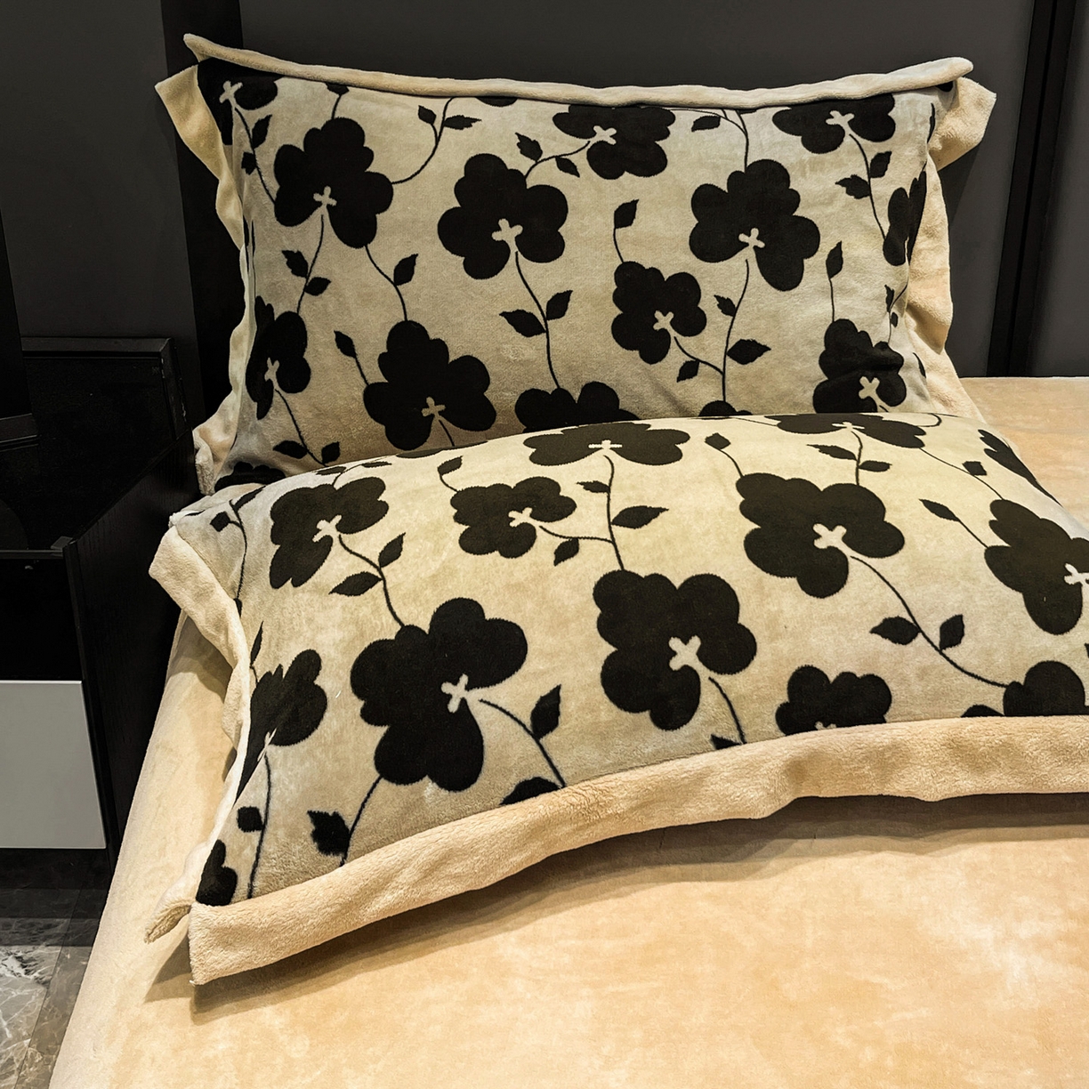 91家纺网 家纺一手货源 找家纺 美洲琳 2025新款高克重牛奶绒印花四件套 黑金花影