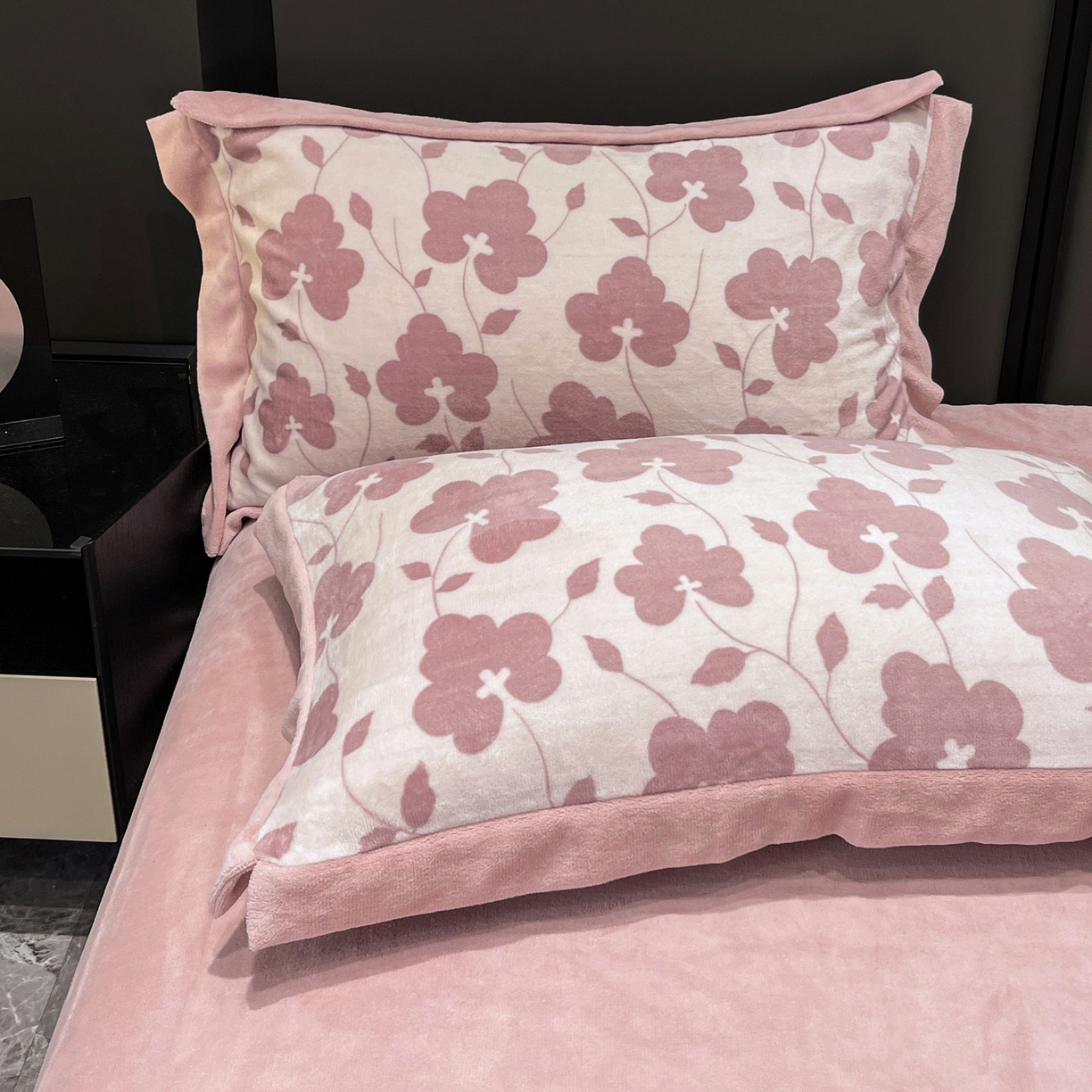 91家纺网 家纺一手货源 找家纺 美洲琳 2025新款高克重牛奶绒印花四件套 粉格花影