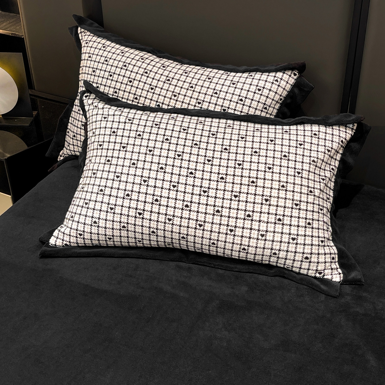 91家纺网 家纺一手货源 找家纺 美洲琳 2025新款高克重牛奶绒印花四件套 波点爱心-黑