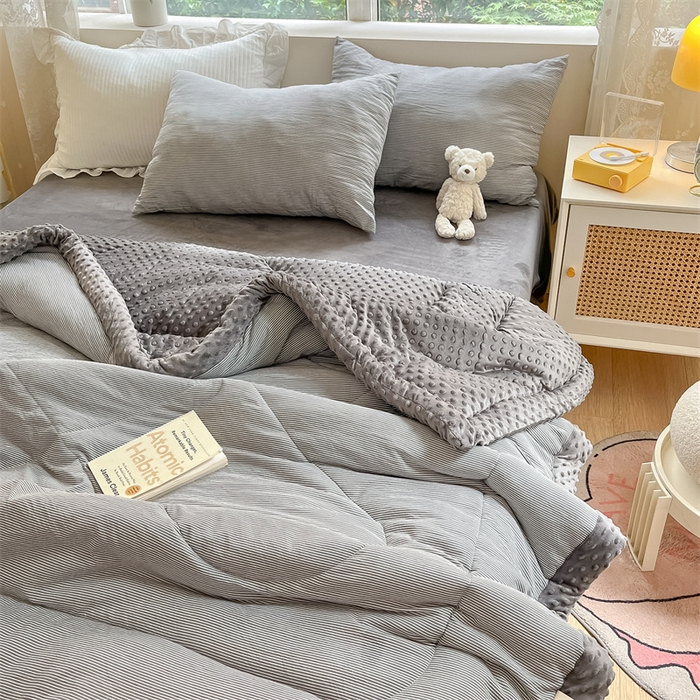 91家纺网 家纺一手货源 找家纺 云家 2025新款豆豆绒被子被芯夏凉被空调被四季被 灰细条