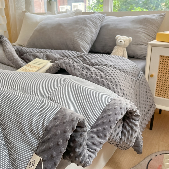 91家纺网 家纺一手货源 找家纺 云家 2025新款豆豆绒被子被芯夏凉被空调被四季被 灰细条
