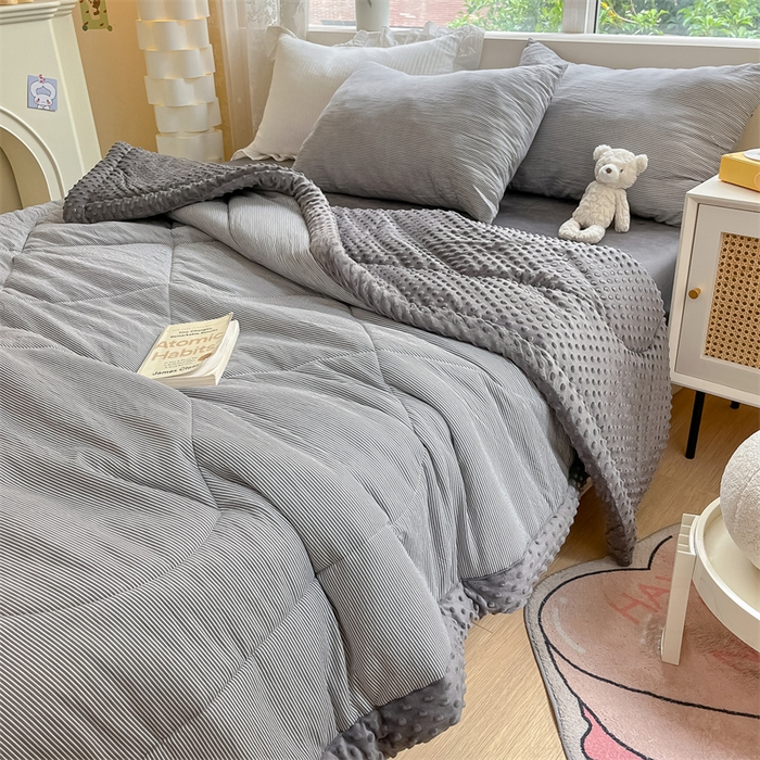 91家纺网 家纺一手货源 找家纺 云家 2025新款豆豆绒被子被芯夏凉被空调被四季被 灰细条