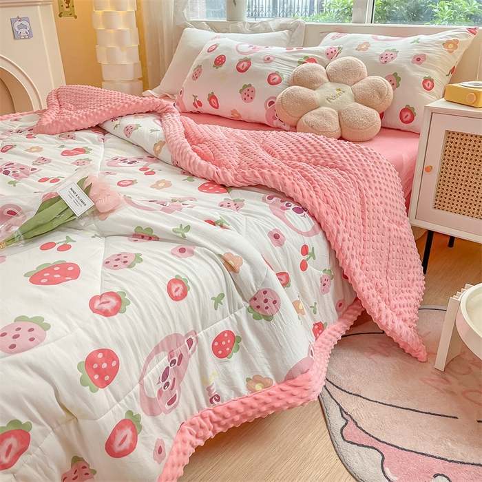 91家纺网 家纺一手货源 找家纺 云家 2025新款豆豆绒被子被芯夏凉被空调被四季被 草莓小熊