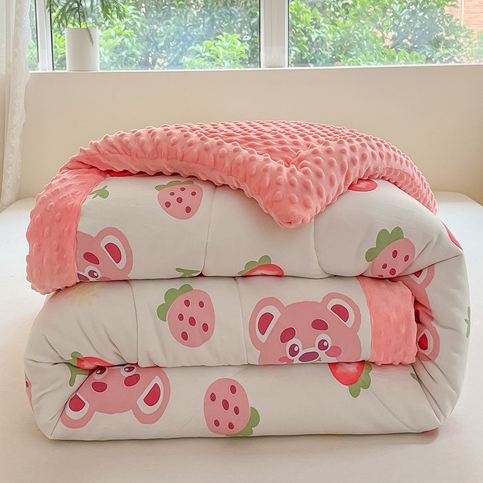 91家纺网 家纺一手货源 找家纺 云家 2025新款豆豆绒被子被芯夏凉被空调被四季被 草莓小熊