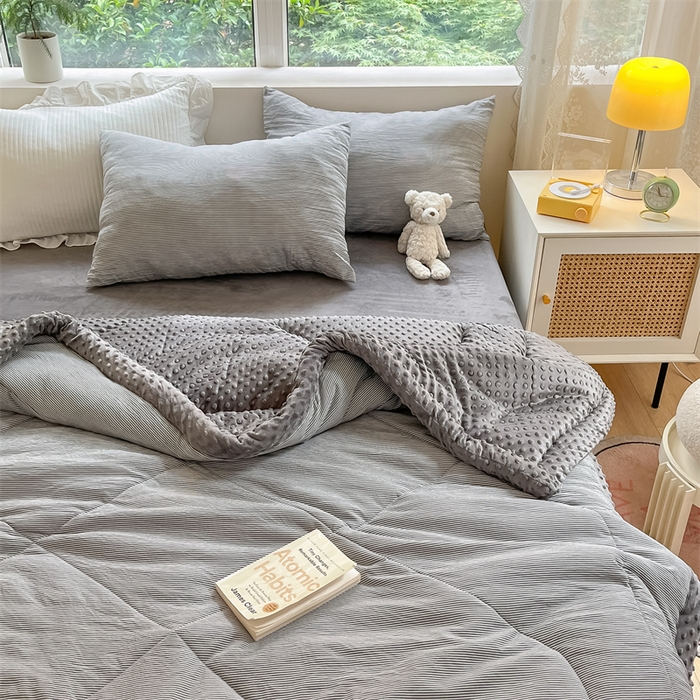 91家纺网 家纺一手货源 找家纺 云家 2025新款豆豆绒被子被芯夏凉被空调被四季被 灰细条