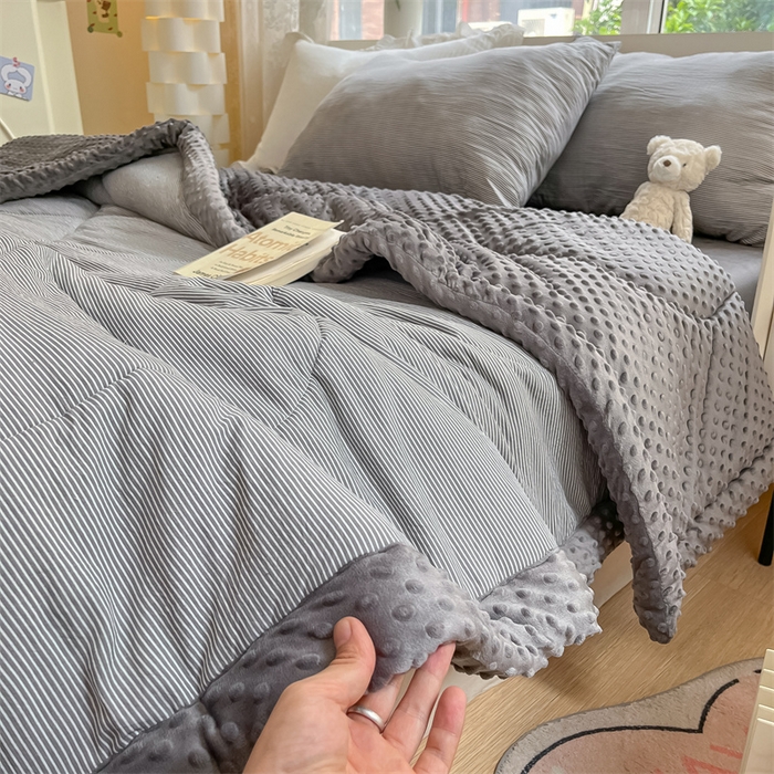 91家纺网 家纺一手货源 找家纺 云家 2025新款豆豆绒被子被芯夏凉被空调被四季被 灰细条