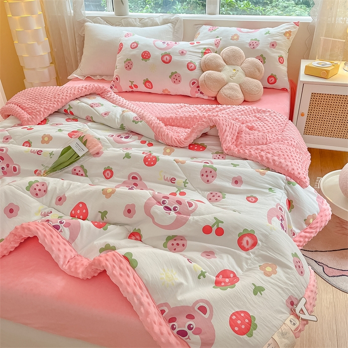 91家纺网 家纺一手货源 找家纺 云家 2025新款豆豆绒被子被芯夏凉被空调被四季被 草莓小熊