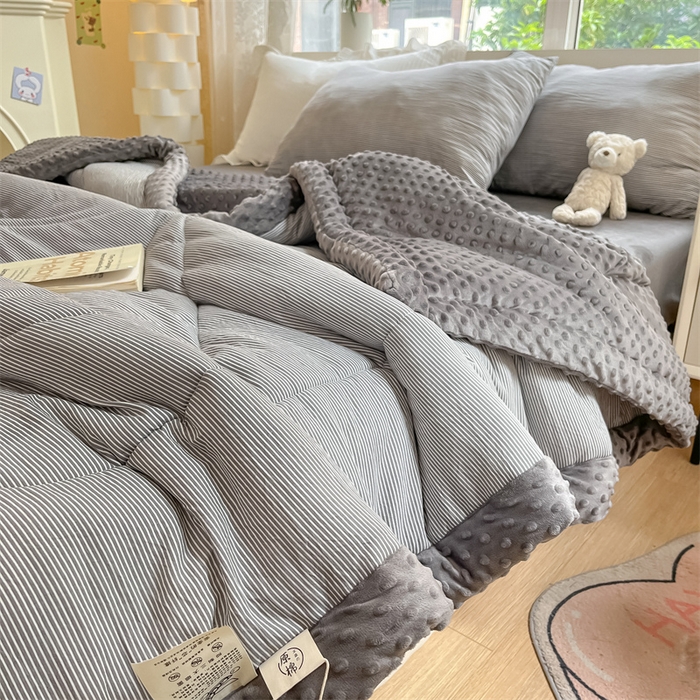 91家纺网 家纺一手货源 找家纺 云家 2025新款豆豆绒被子被芯夏凉被空调被四季被 灰细条
