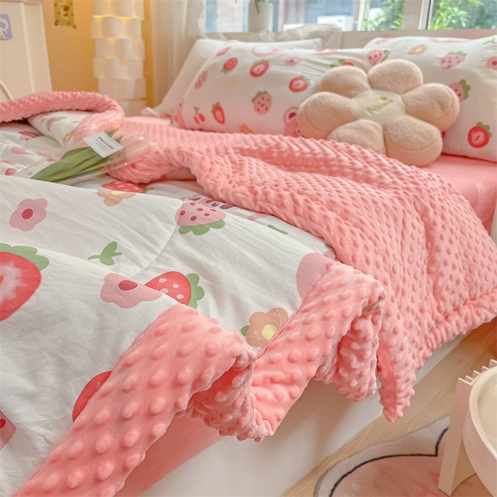 91家纺网 家纺一手货源 找家纺 云家 2025新款豆豆绒被子被芯夏凉被空调被四季被 草莓小熊